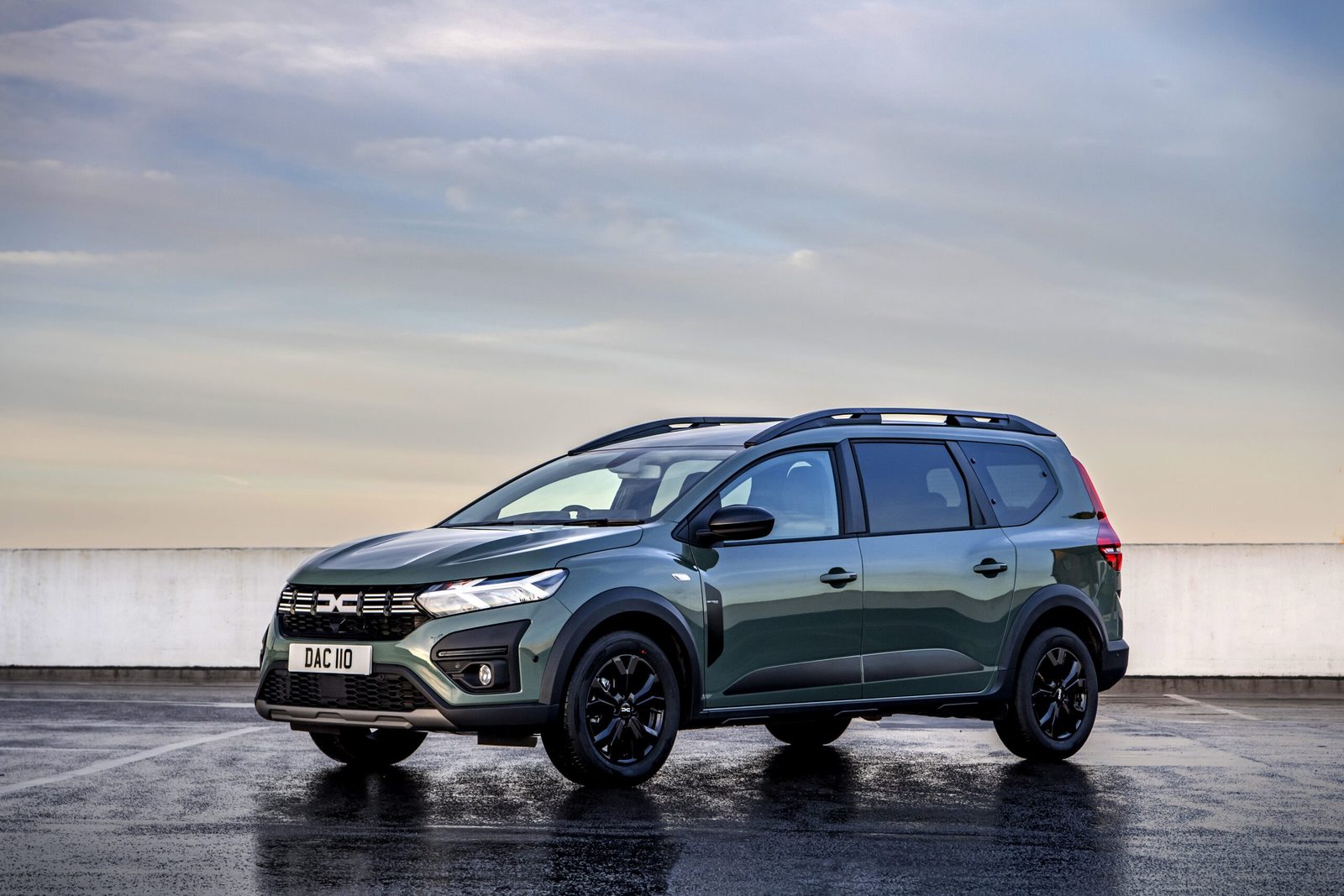 Dacia Jogger Hybrid - model photo