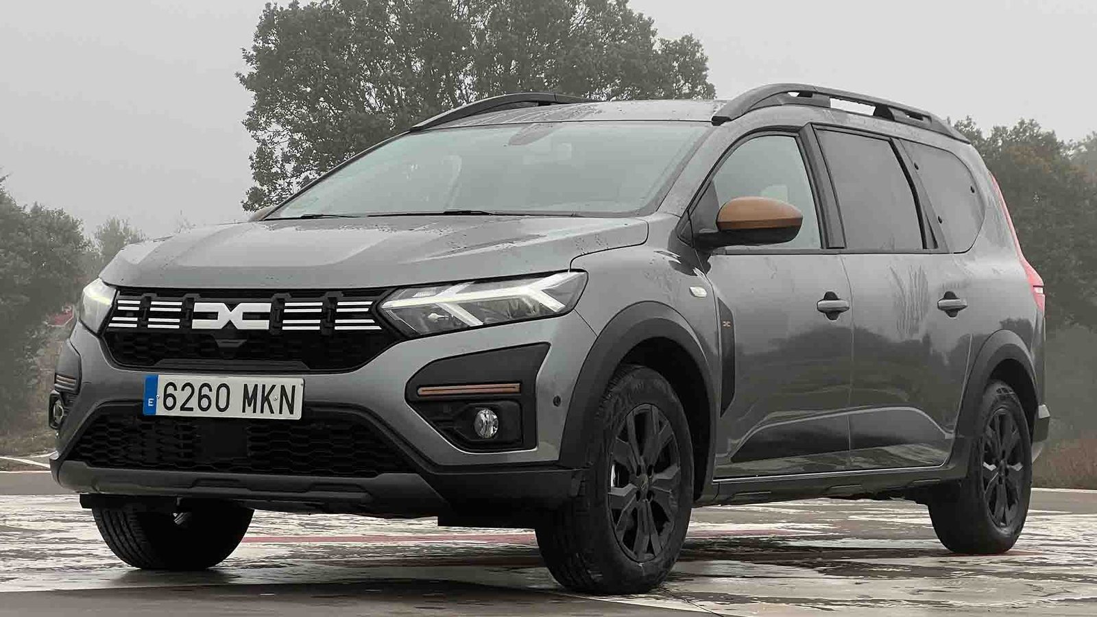 Dacia Jogger Hybrid 2023 - exterior, front three-quarter view, Europe / Dacia Jogger Hybrid reference market