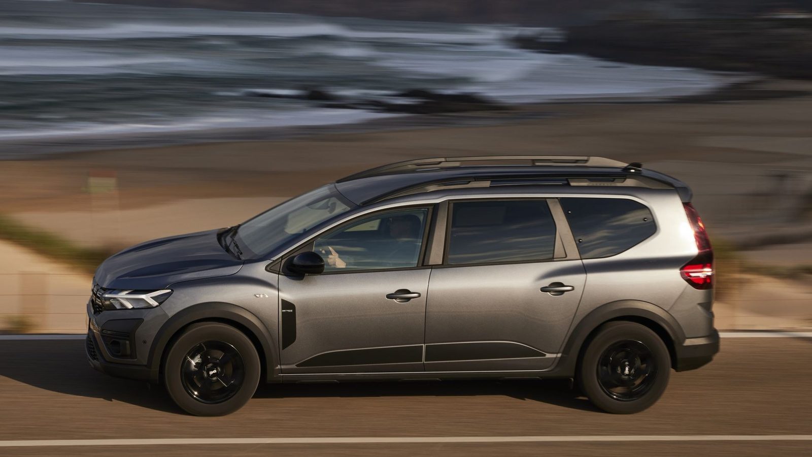 Dacia Jogger Hybrid 2023 - exterior, side view, Europe / Dacia Jogger Hybrid reference market