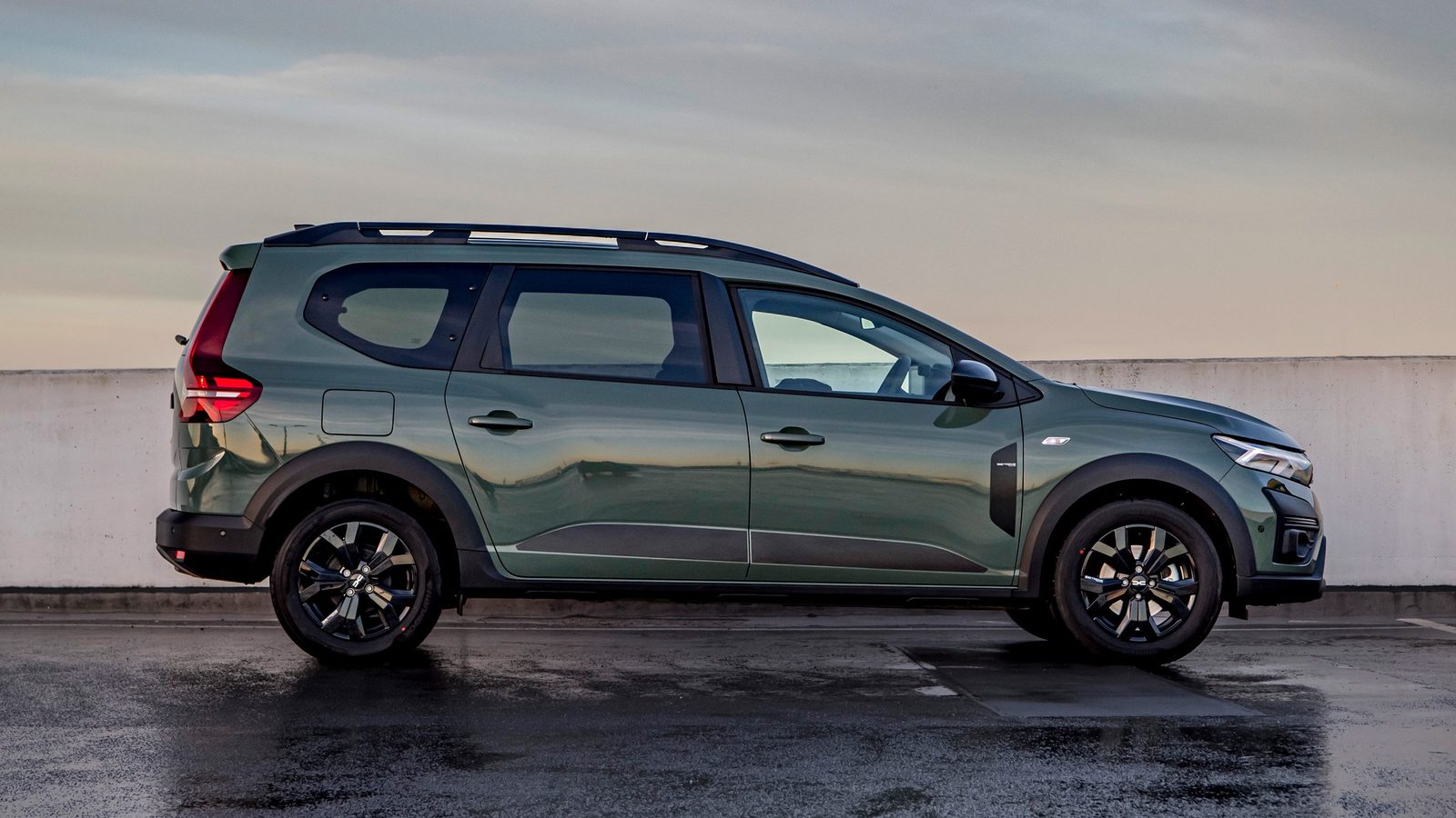 Dacia Jogger Hybrid 2023 - exterior, side view, Europe / Dacia Jogger Hybrid reference market