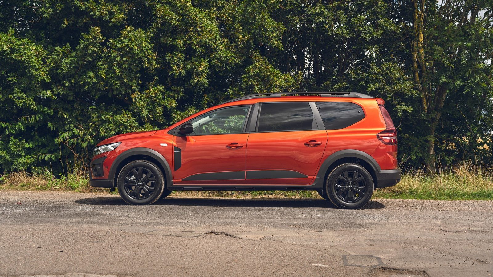 Dacia Jogger Hybrid 2023 - exterior, side view, Europe / Dacia Jogger Hybrid reference market