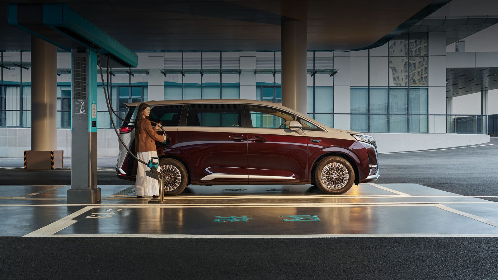 Denza D9 EV 2025 - exterior, side view, China market
