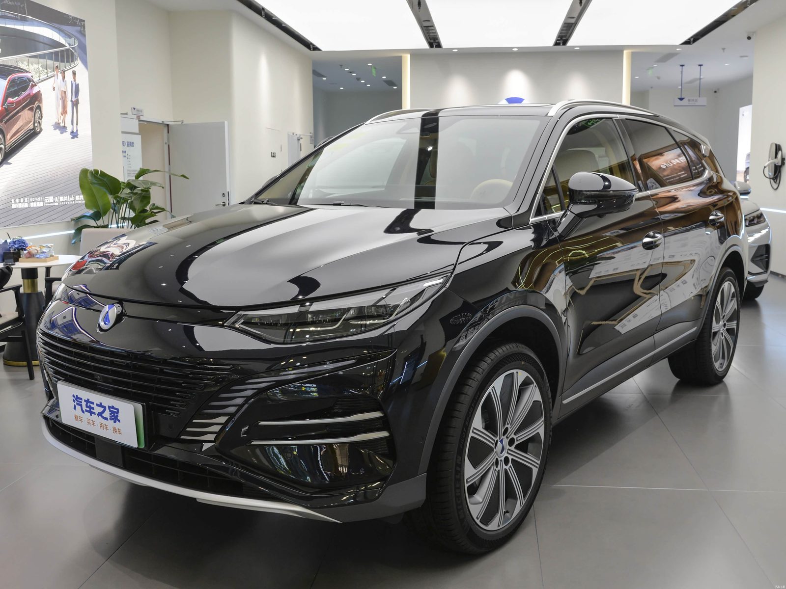 Denza N8 2023 - exterior, front three-quarter view, china market