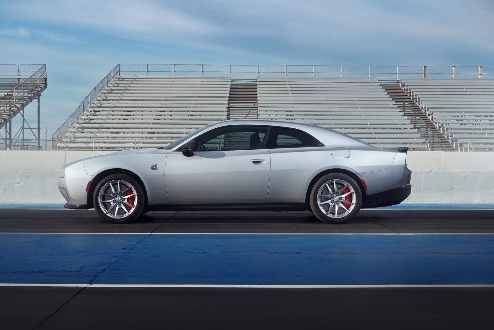 Dodge Charger Daytona 2024 — экстерьер, side profile white, рынок editorial reference