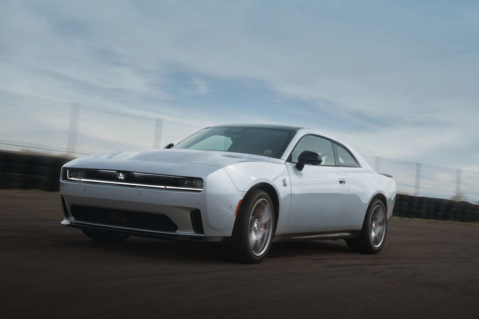 Dodge Charger Daytona 2024 — экстерьер, front 3q white, рынок editorial reference