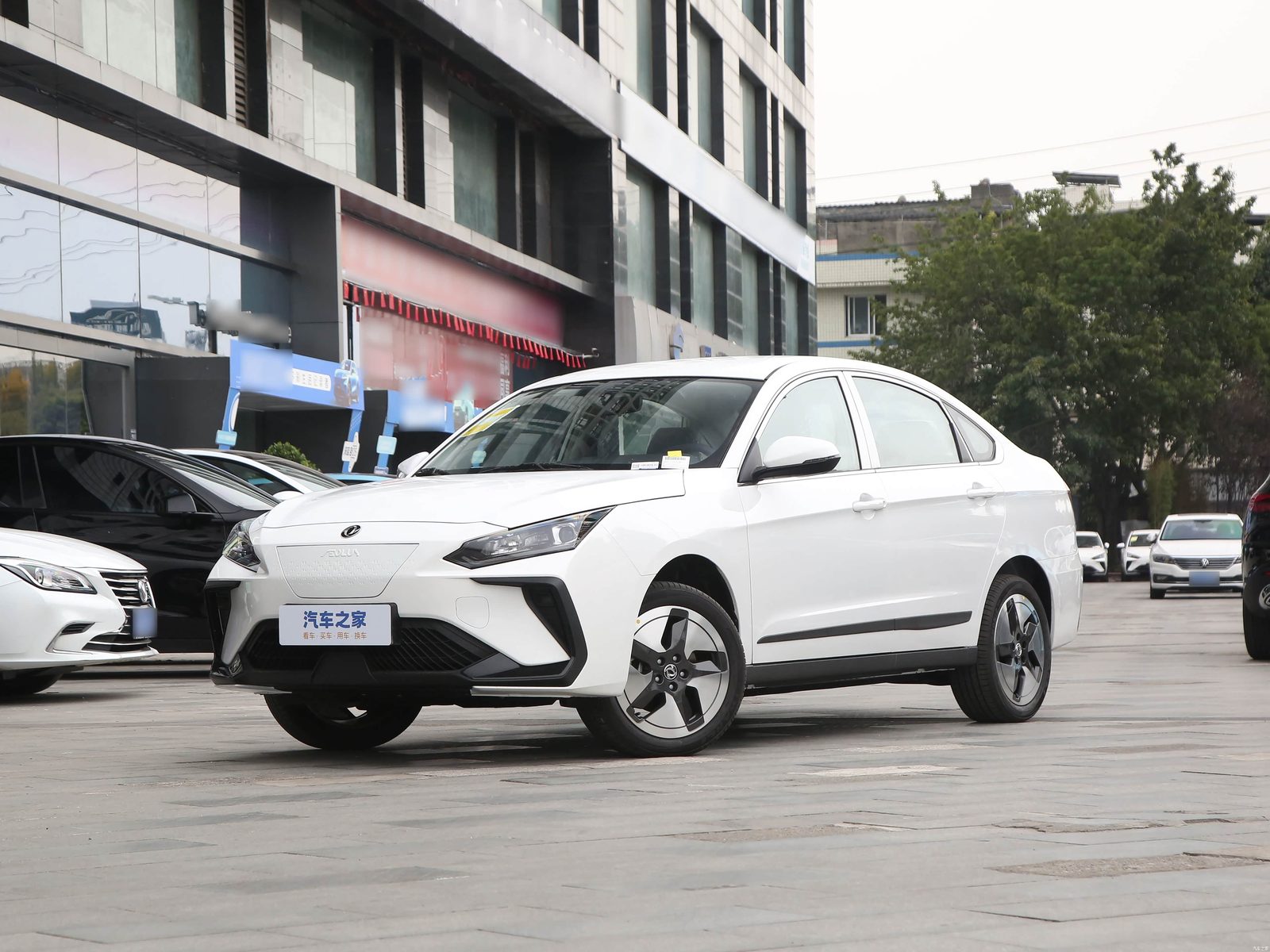 Dongfeng Aeolus E70 2017 - main model photo, exterior, front three-quarter view, China fleet / taxi market