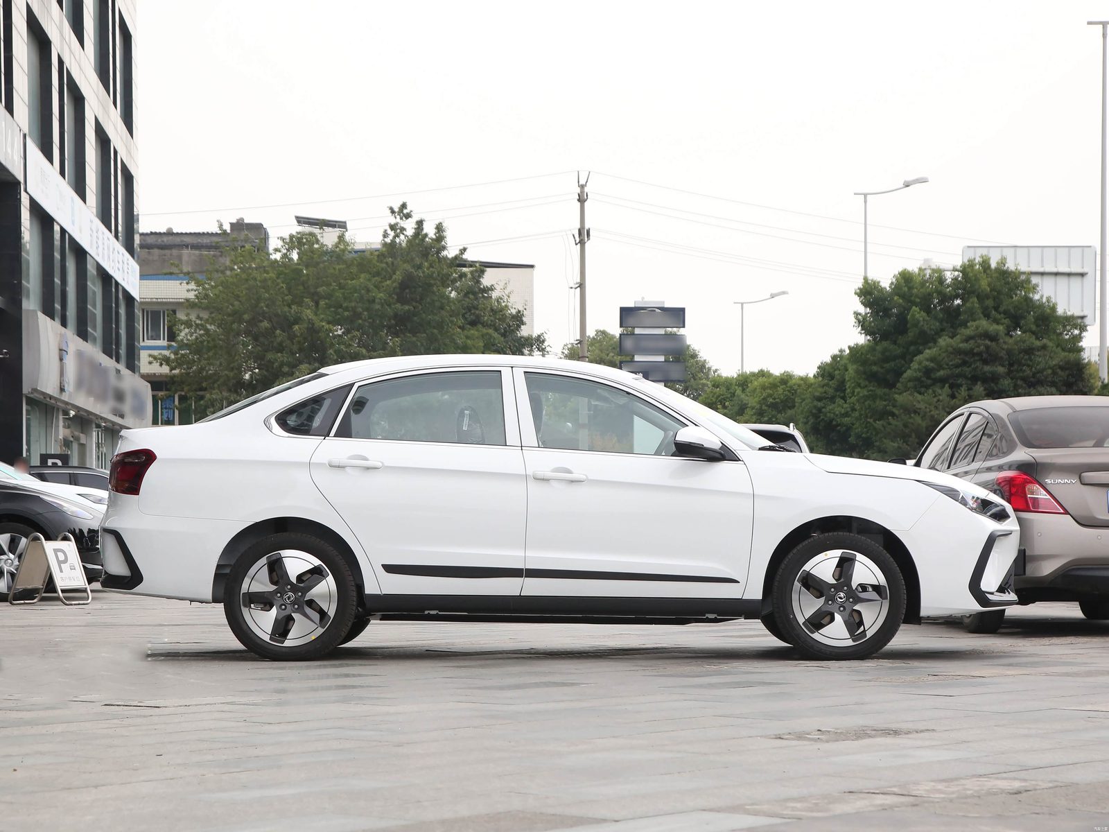 Dongfeng Aeolus E70 2017 - exterior, side right, China fleet / taxi market