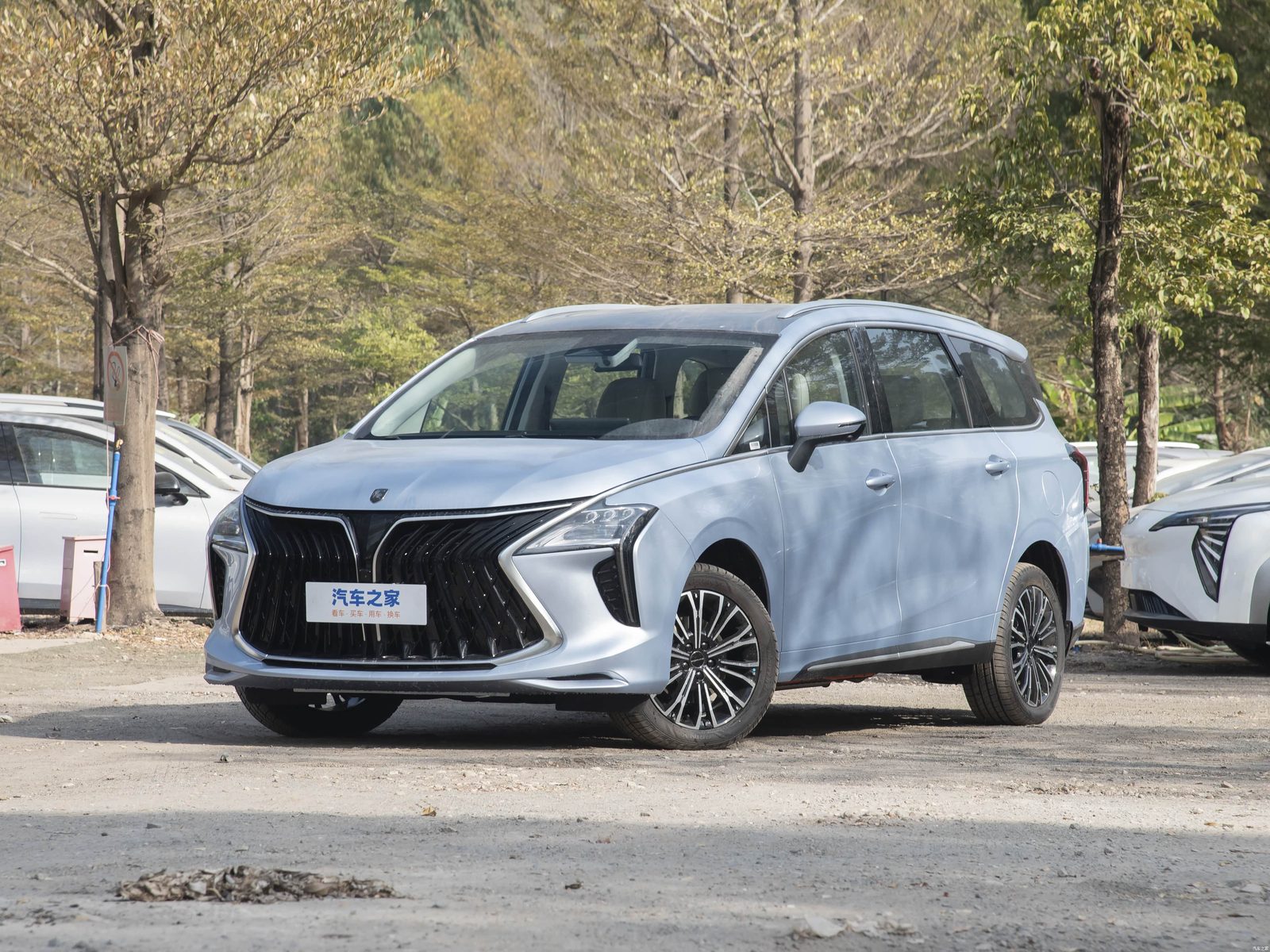 Dongfeng Forthing U-Tour PHEV - model photo