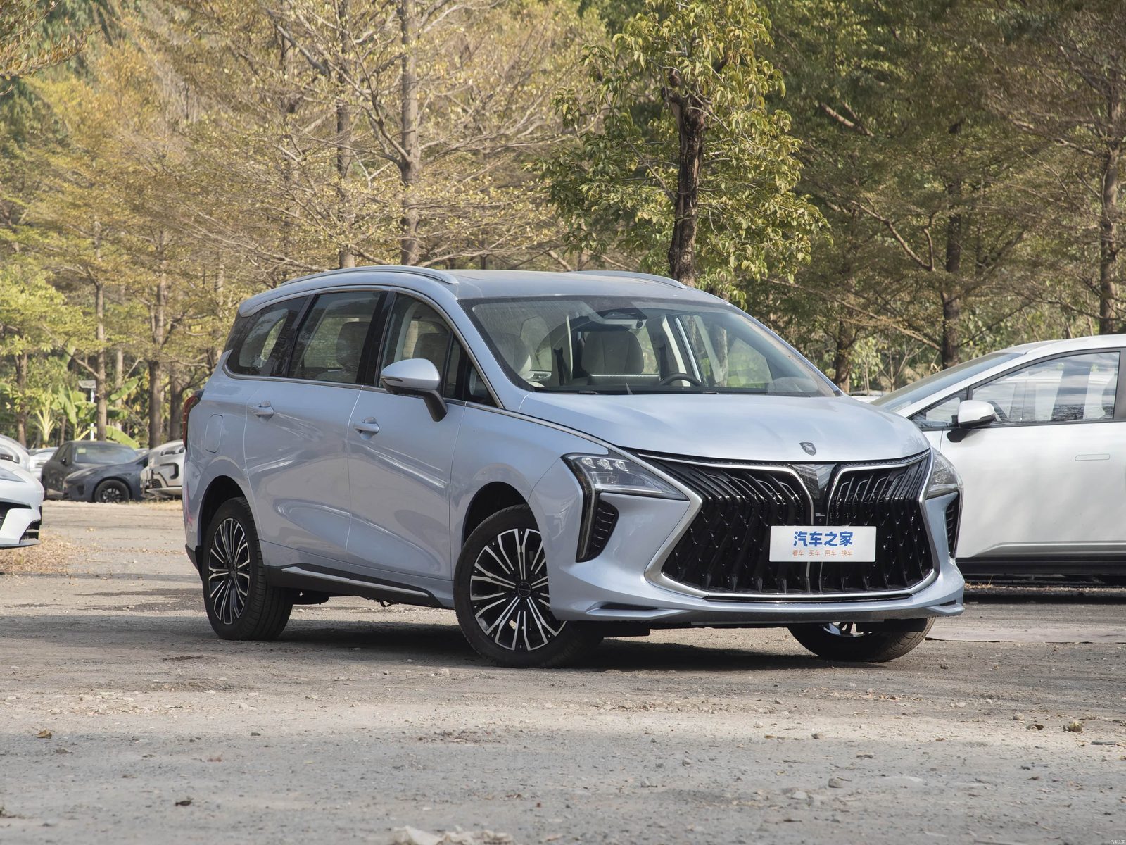 Dongfeng Forthing U-Tour PHEV 2025 - exterior, front 3q right, China market