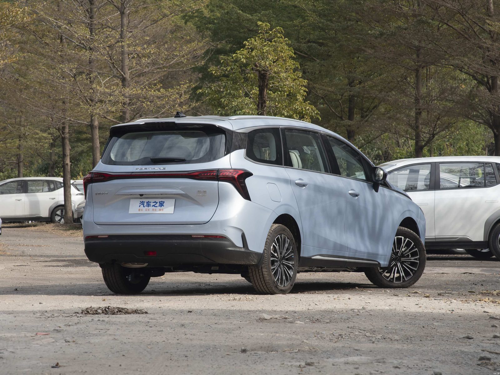 Dongfeng Forthing U-Tour PHEV 2025 - exterior, rear 3q right, China market