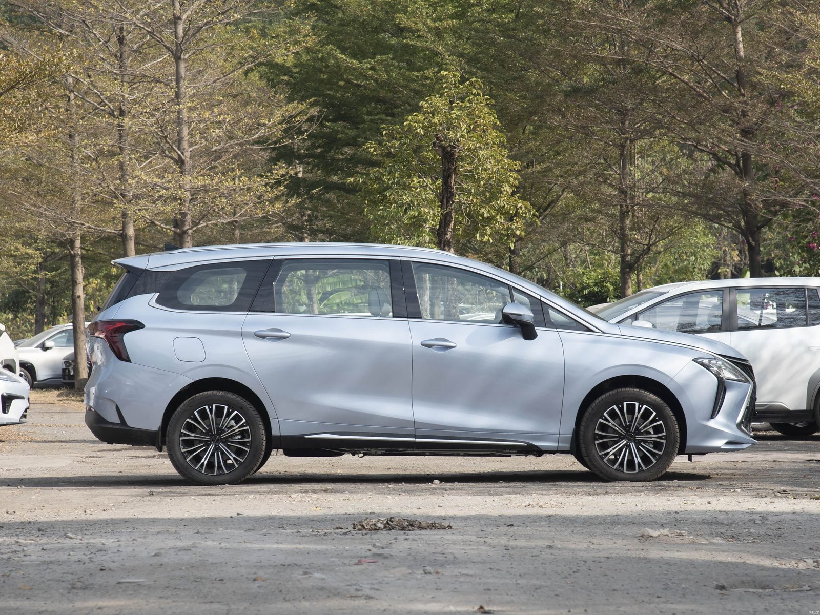 Dongfeng Forthing U-Tour PHEV 2025 - exterior, side right, China market