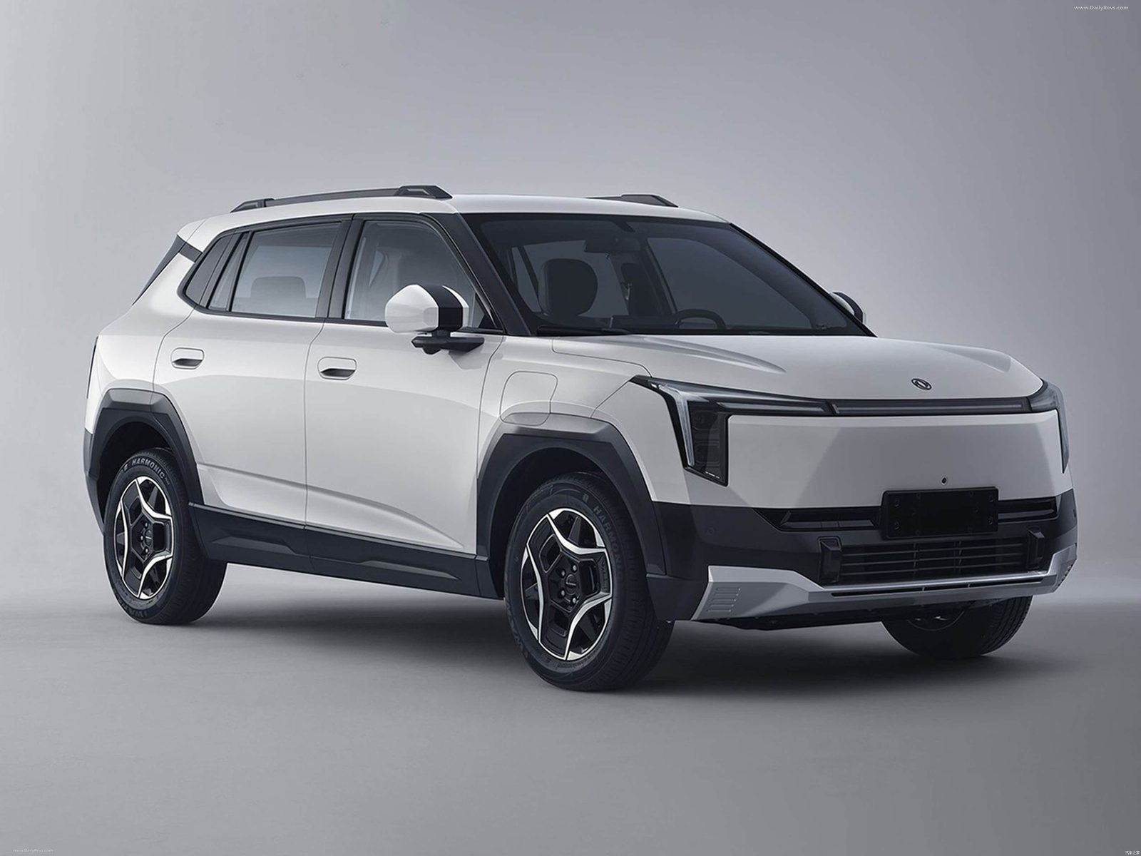 Dongfeng Nammi 06 2025 — главное фото модели, экстерьер, вид спереди 3/4, рынок internal_mvp