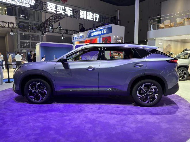 Dongfeng Fengshen L8Y EV - exterior, side view, China market