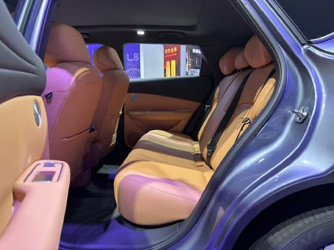 Dongfeng Fengshen L8Y EV - interior, second row seats, China market