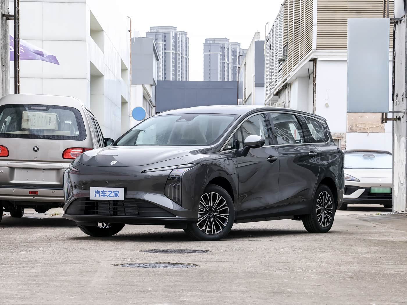 Dongfeng Forthing Xinghai V6 EV 2026 - main model photo, exterior, front three-quarter view, China retail market