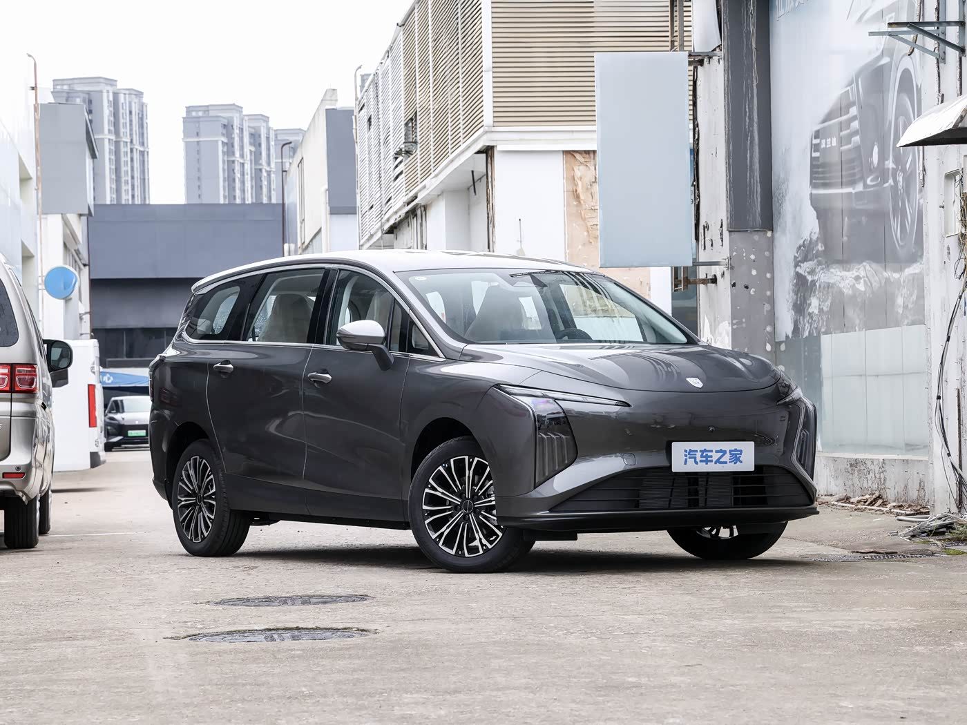 Dongfeng Forthing Xinghai V6 EV 2026 - exterior, front three quarter alt, China retail market