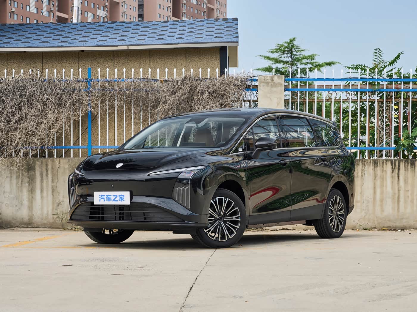 Dongfeng Forthing Xinghai V6 EV 2026 - exterior, front three quarter black, China retail market