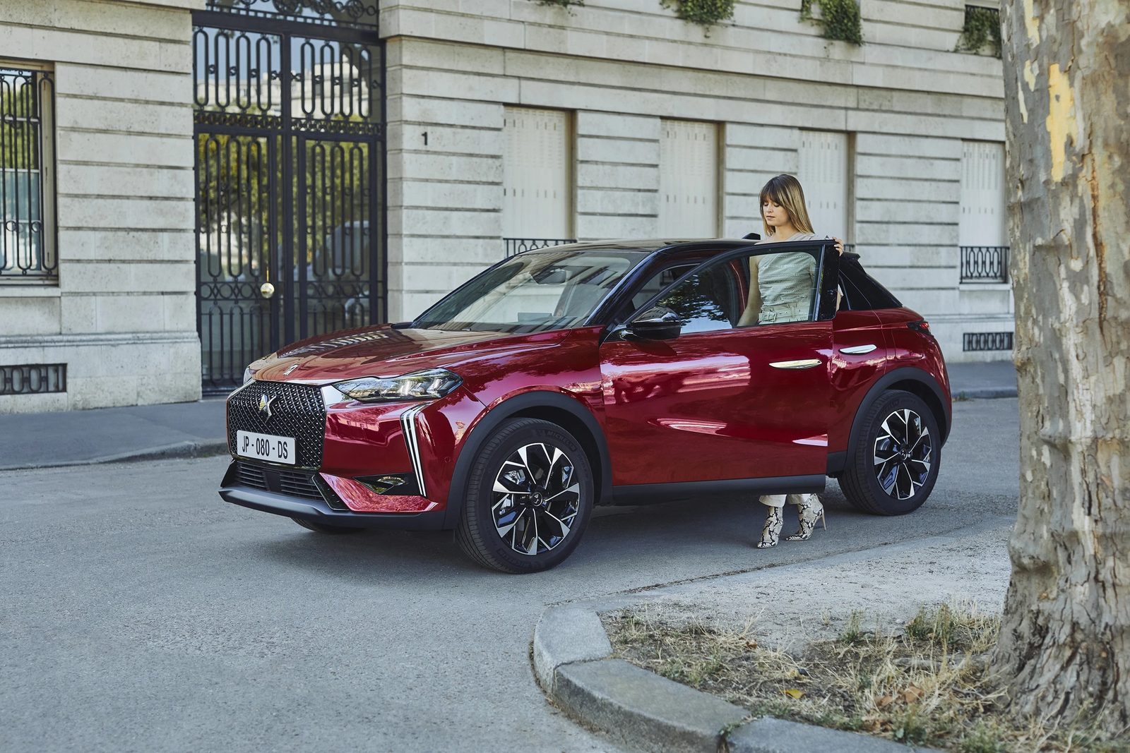 DS Automobiles DS 3 E-Tense 2025 - exterior, side profile red context, Europe / EV Query only market
