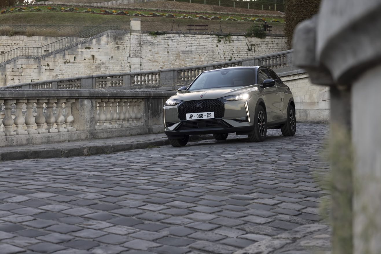 DS Automobiles DS 3 E-Tense 2023 - exterior, front 3q motion, Europe / EV Query only market