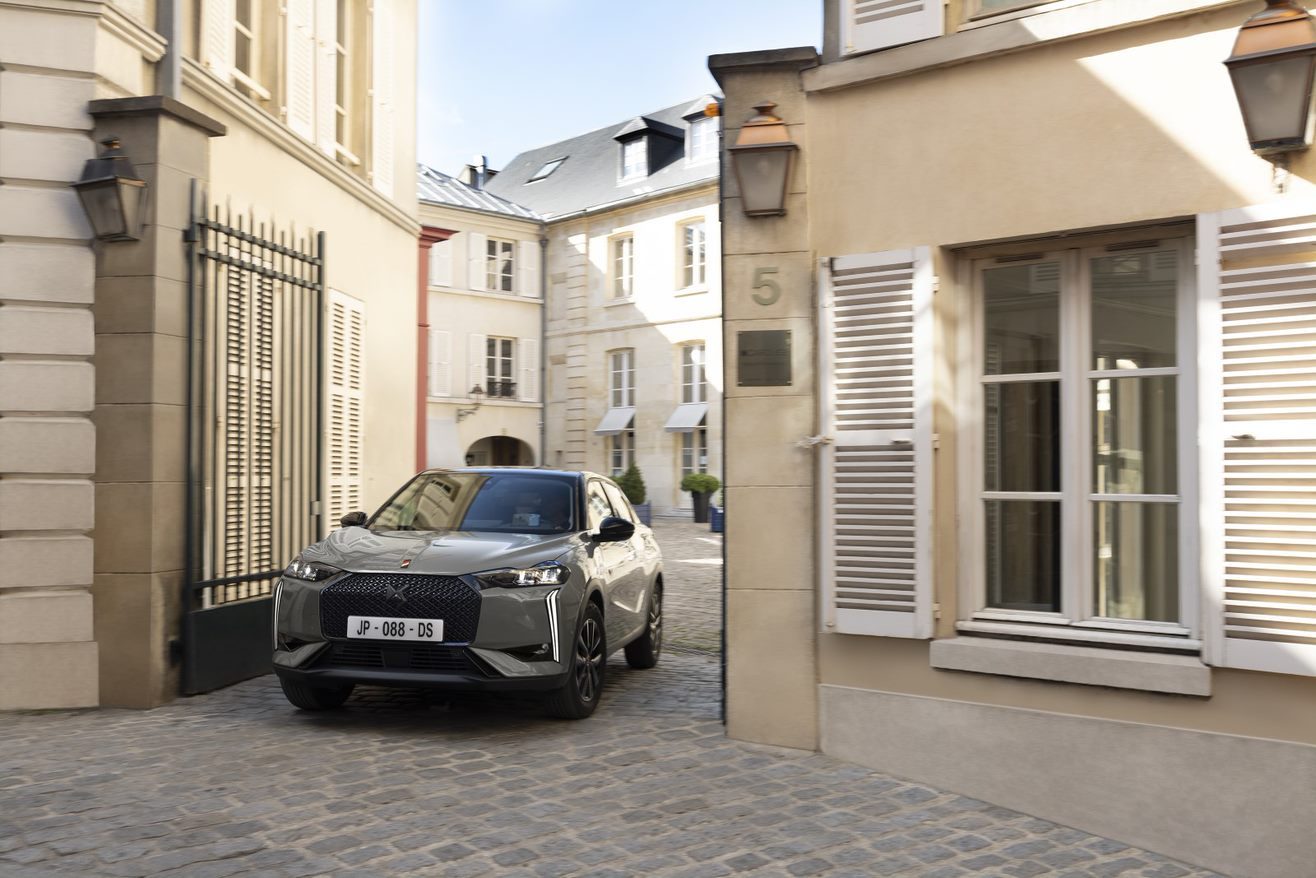 DS Automobiles DS 3 E-Tense 2023 - exterior, front 3q context, Europe / EV Query only market