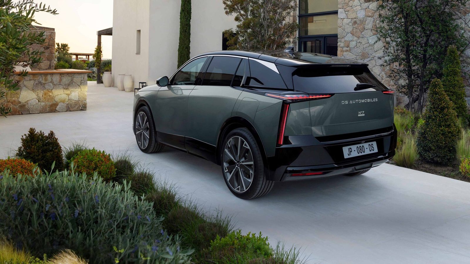 DS Automobiles DS N°7 E-TENSE - model photo