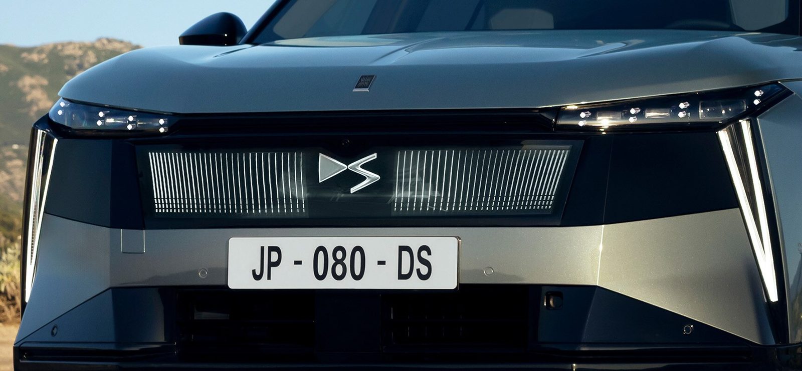 DS Automobiles DS N°7 E-TENSE 2026 - exterior, front light signature