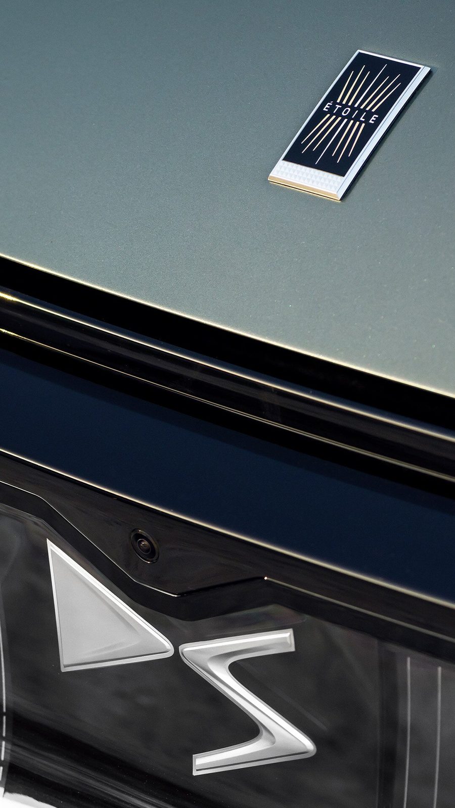 DS Automobiles DS N°7 E-TENSE 2026 - exterior, badge detail portrait