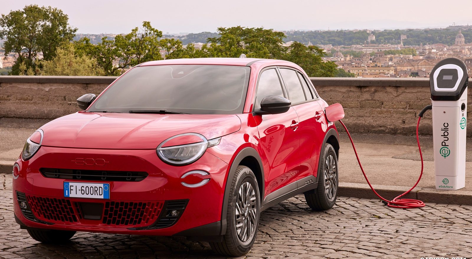 Fiat 600e 2024 — экстерьер, charging front 3q, рынок Europe reference