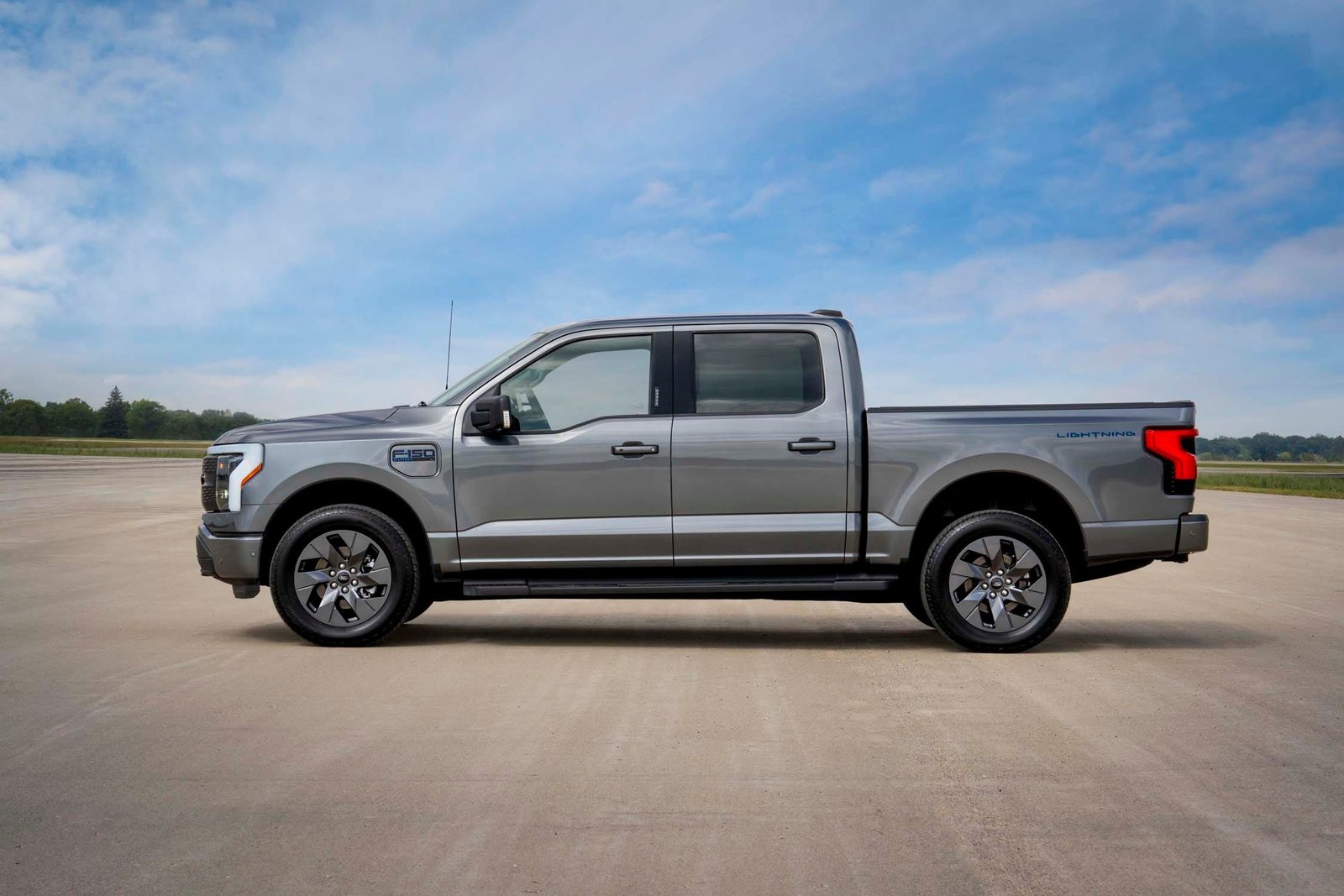 Ford F-150 Lightning 2025 — главное фото модели, экстерьер, side profile, рынок US
