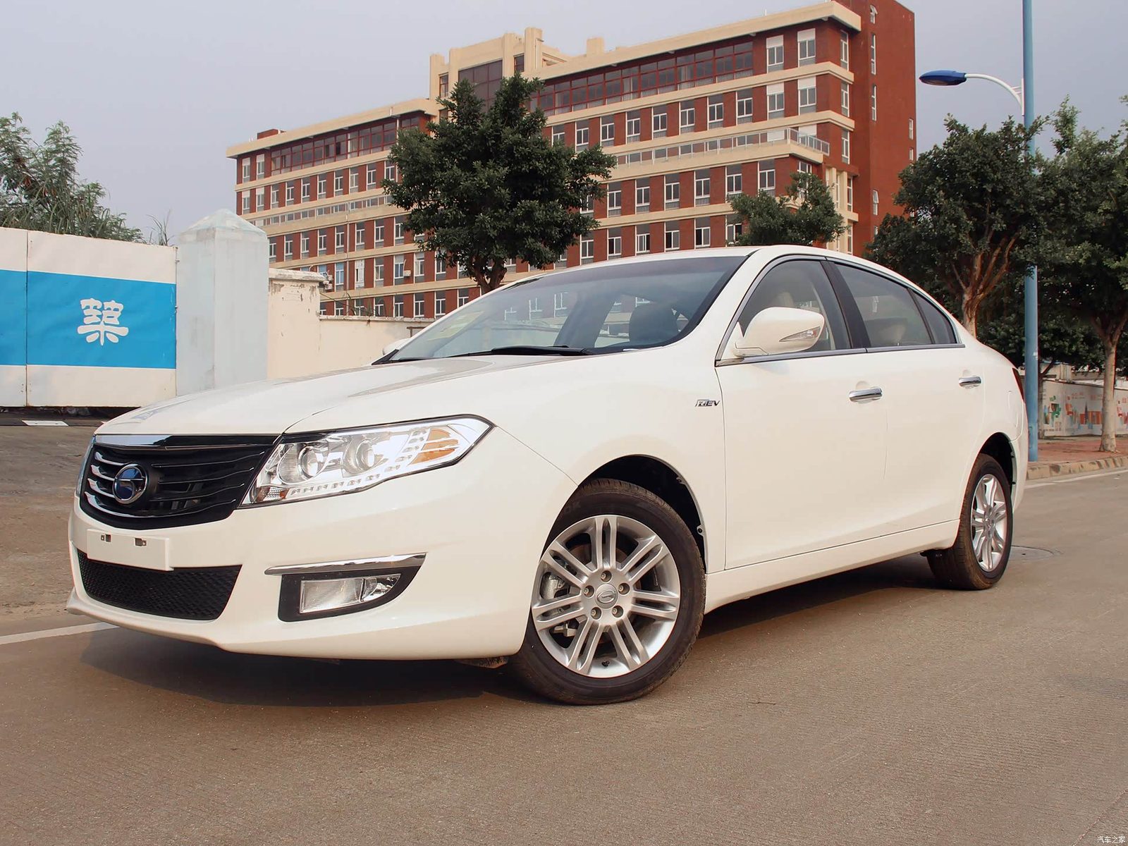 GAC Trumpchi GA5 PHEV 2016 - exterior, alternate color front 3q, China archive exact-specification reference market