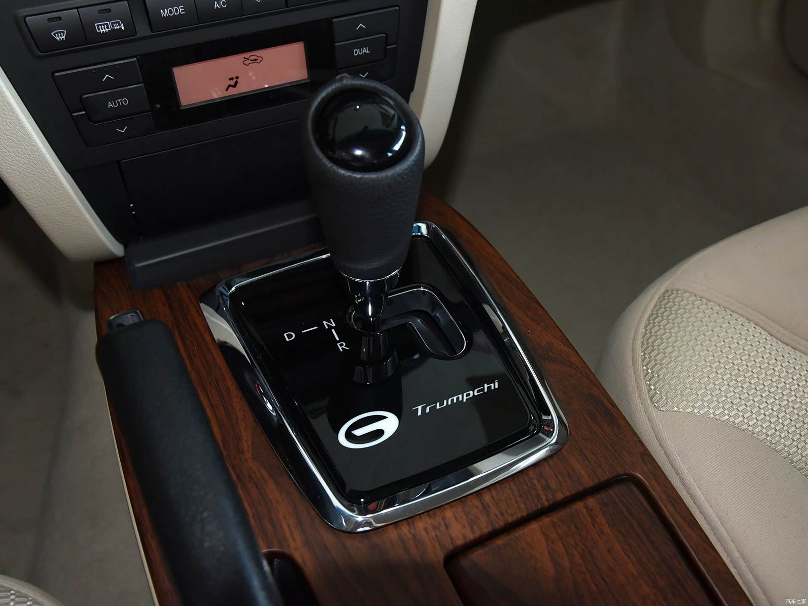 GAC Trumpchi GA5 PHEV 2016 - interior, center console