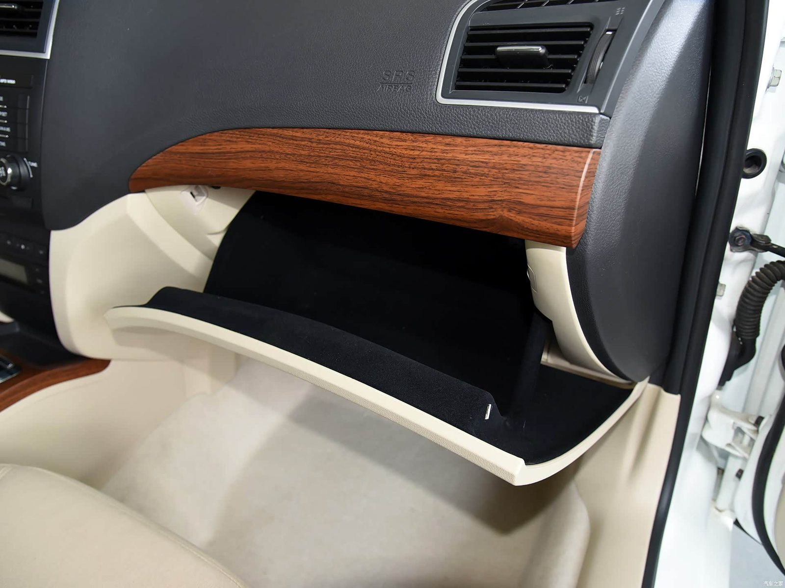 GAC Trumpchi GA5 PHEV 2016 - interior, glovebox