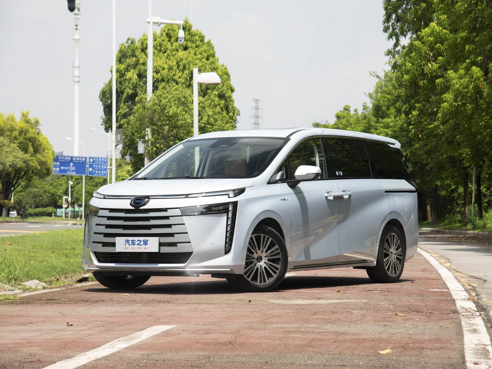 GAC Trumpchi E8 PHEV 2024 - main model photo, exterior, front three-quarter view, China market
