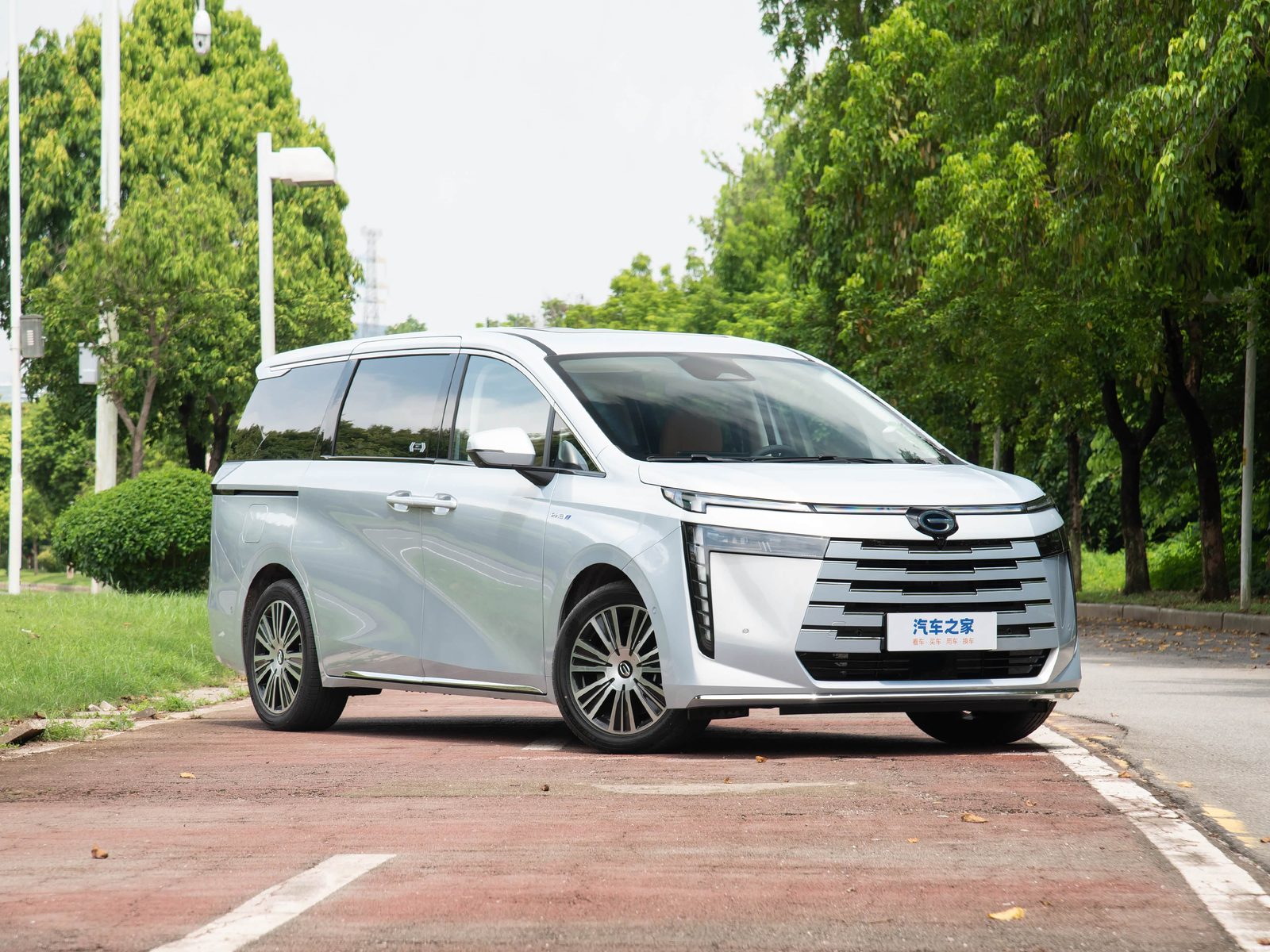 GAC Trumpchi E8 PHEV 2024 - exterior, front 3q right, China market