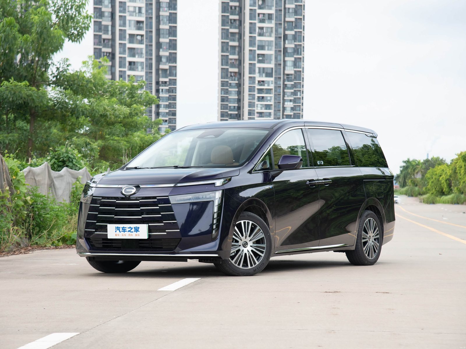 GAC Trumpchi E8 PHEV 2024 - exterior, front 3q dark, China market