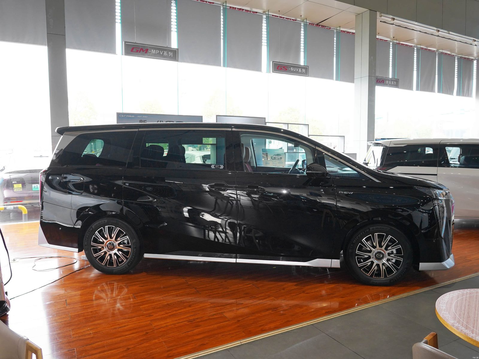 GAC Trumpchi E9 PHEV 2025 - exterior, side right, China market