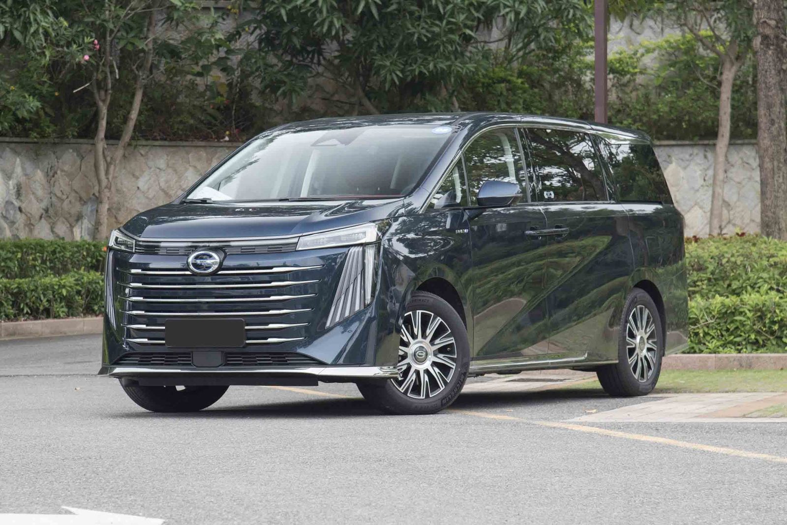 GAC Trumpchi E9 PHEV 2025 — главное фото модели, экстерьер, вид спереди 3/4, рынок internal_mvp