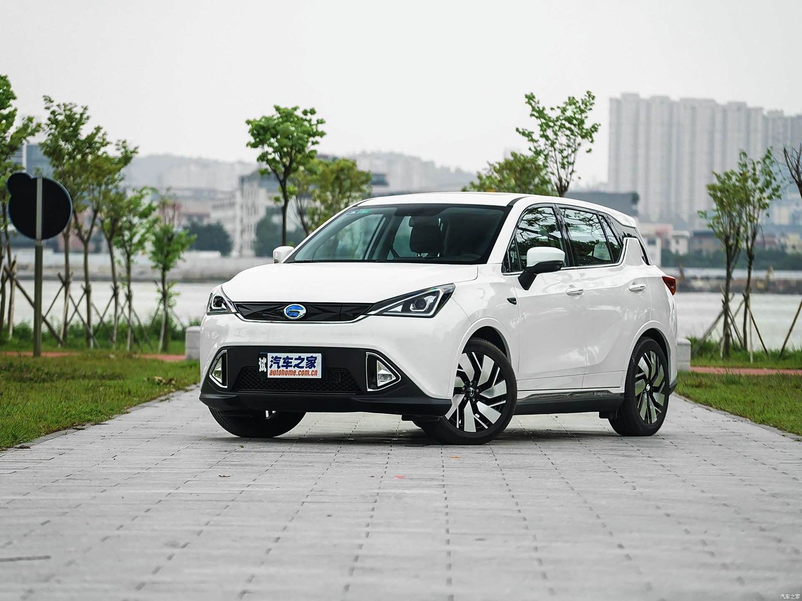 GAC Trumpchi GE3 EV 2018 - main model photo, exterior, front three-quarter view, China archive exact-specification reference market