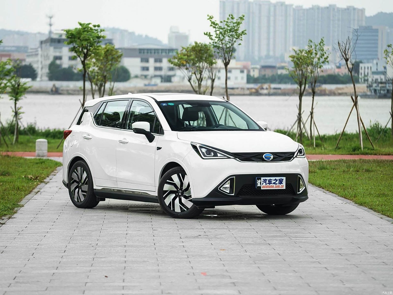 GAC Trumpchi GE3 EV 2018 - exterior, front 3q opposite, China archive exact-specification reference market