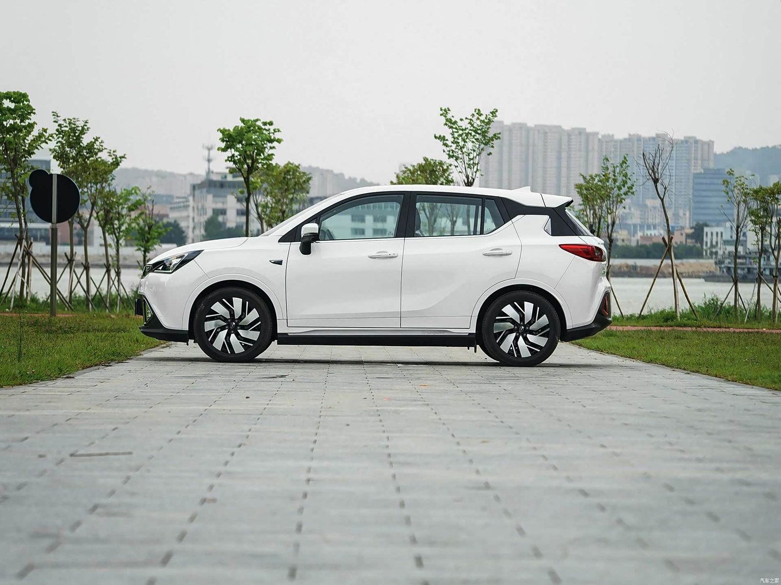 GAC Trumpchi GE3 EV 2018 - exterior, side view, China archive exact-specification reference market
