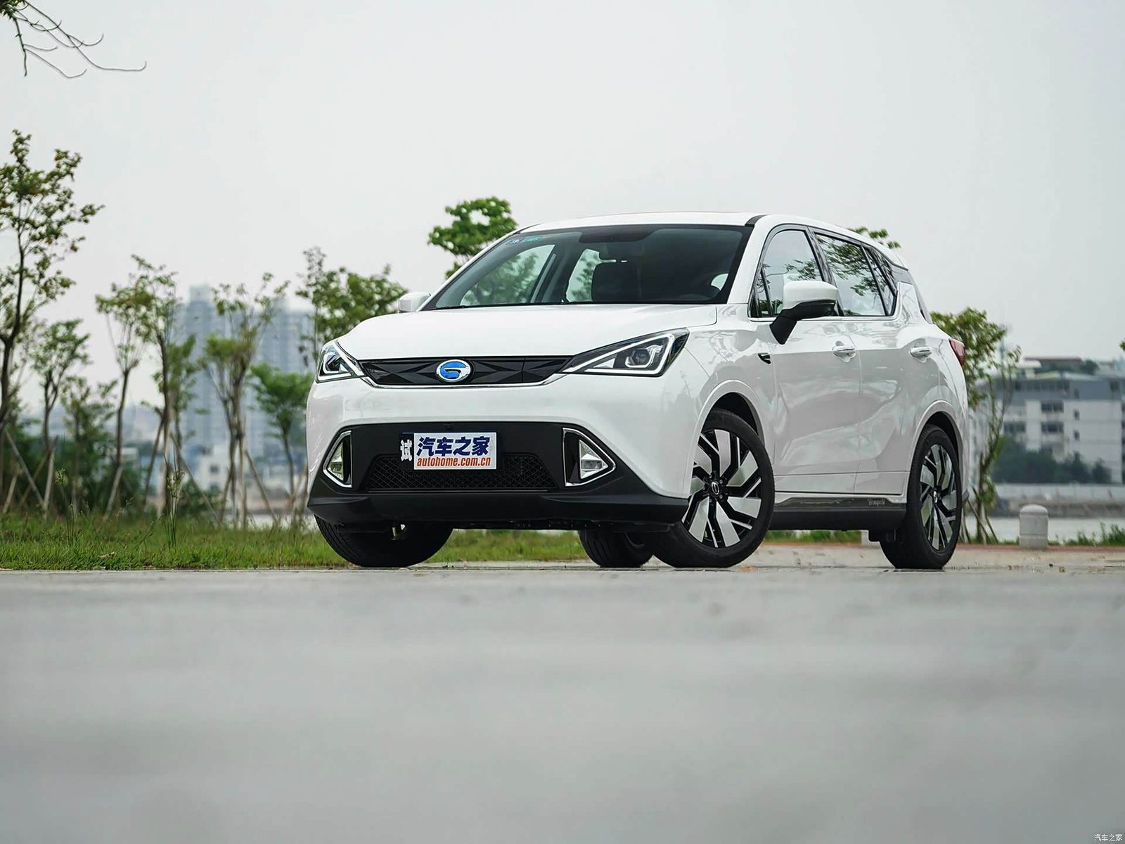 GAC Trumpchi GE3 EV 2018 - exterior, alternate color front 3q, China archive exact-specification reference market