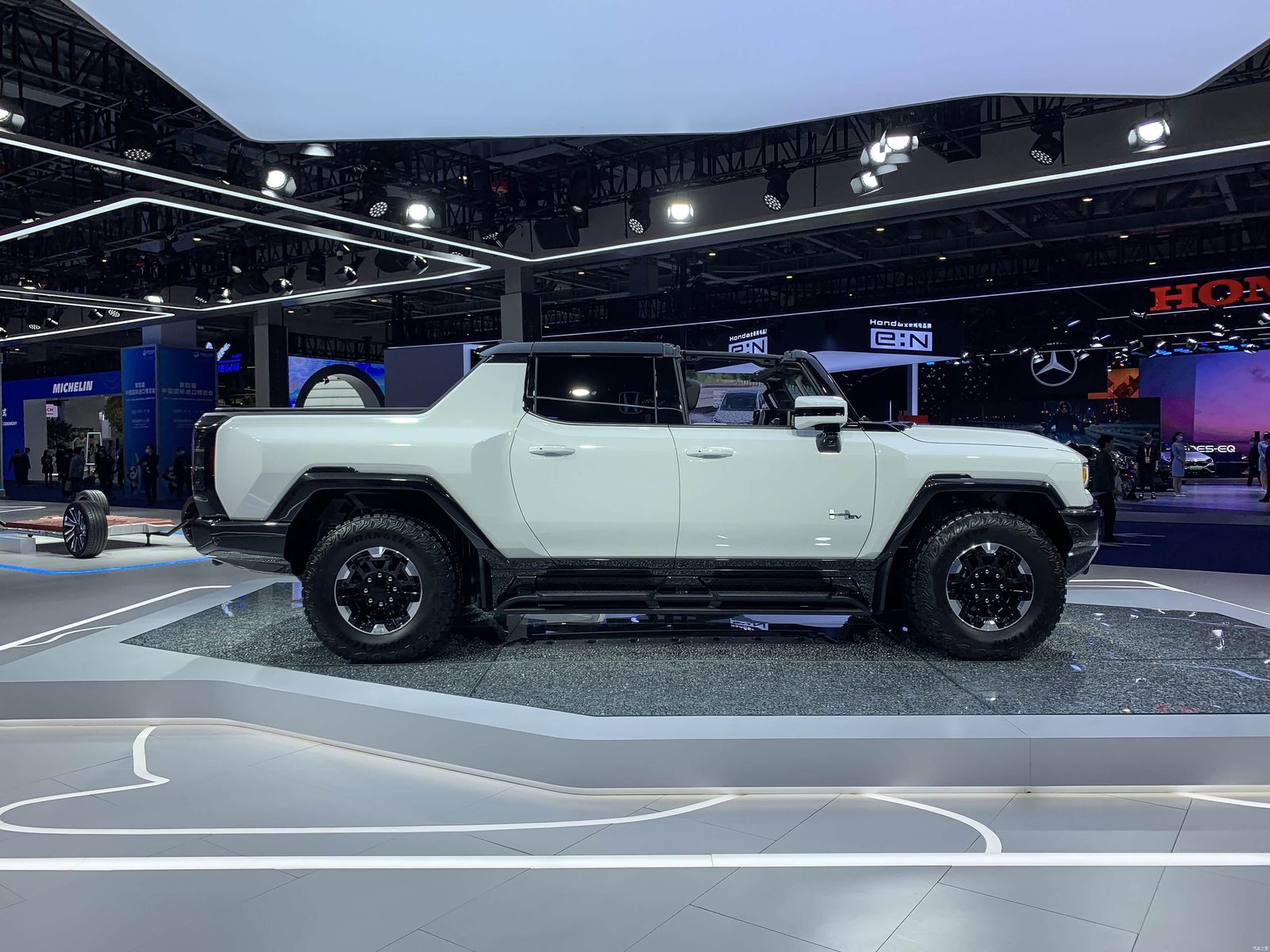 GMC Hummer EV Pickup 2022 - exterior, side alt, China display / US-spec market