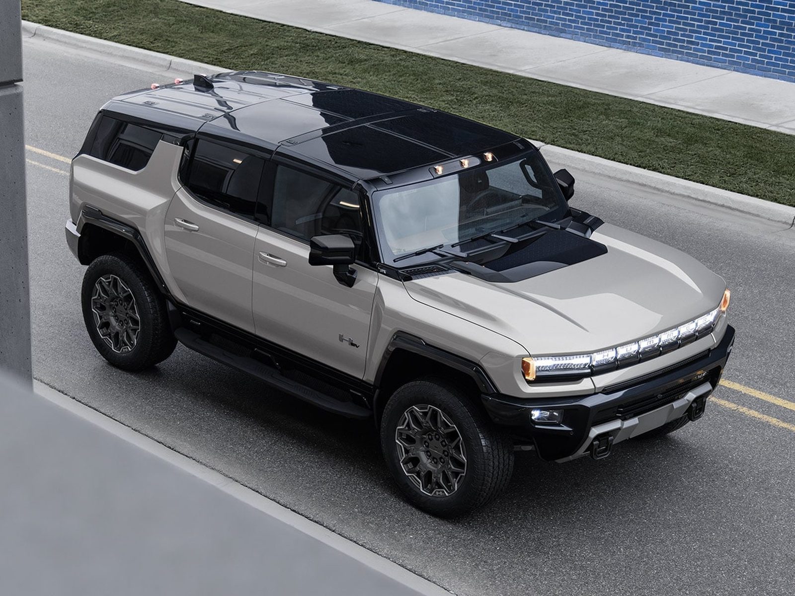 GMC Hummer EV SUV - model photo