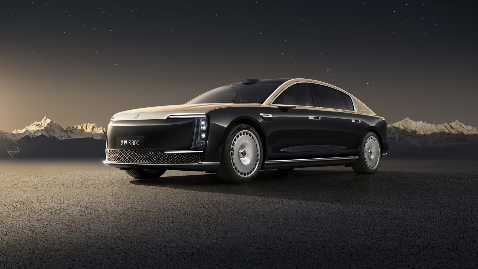 HIMA Maextro S800 EV 2025 — экстерьер, front 3q gold black, рынок internal_mvp
