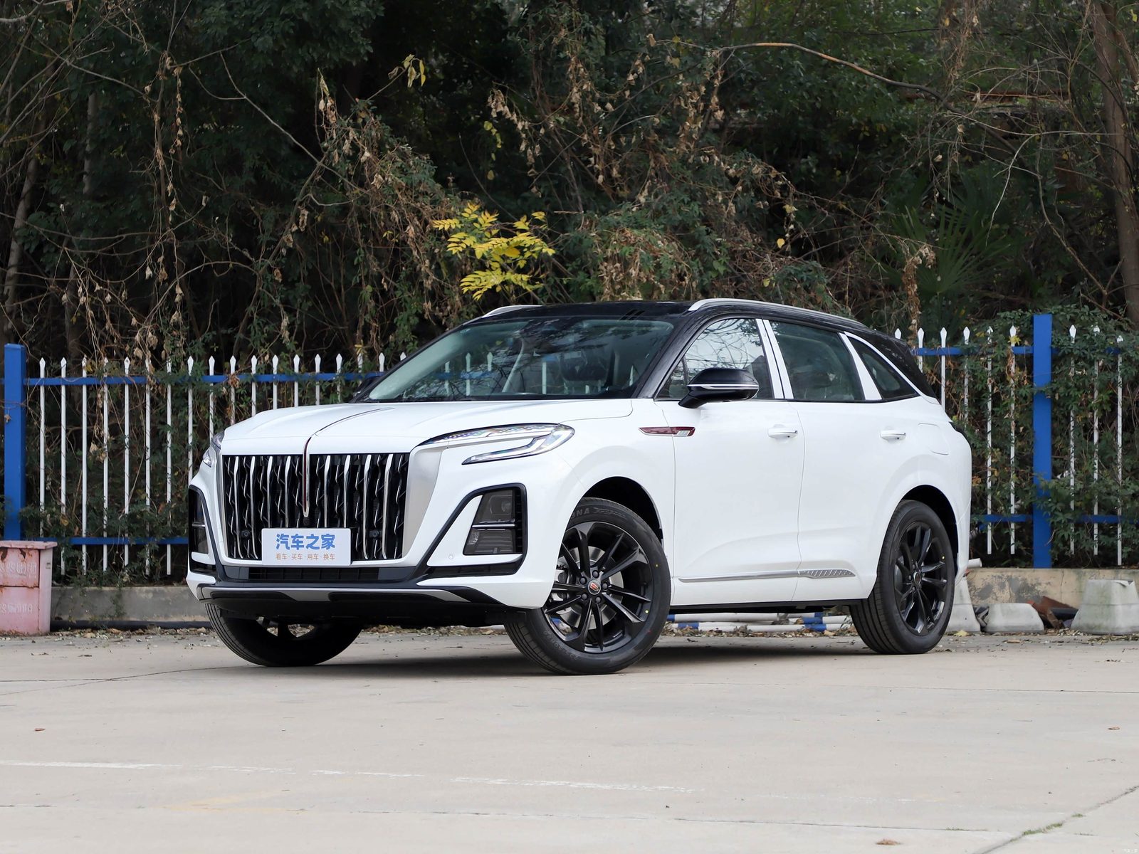 Hongqi HS3 PHEV 2025 - exterior, front three-quarter view, China market