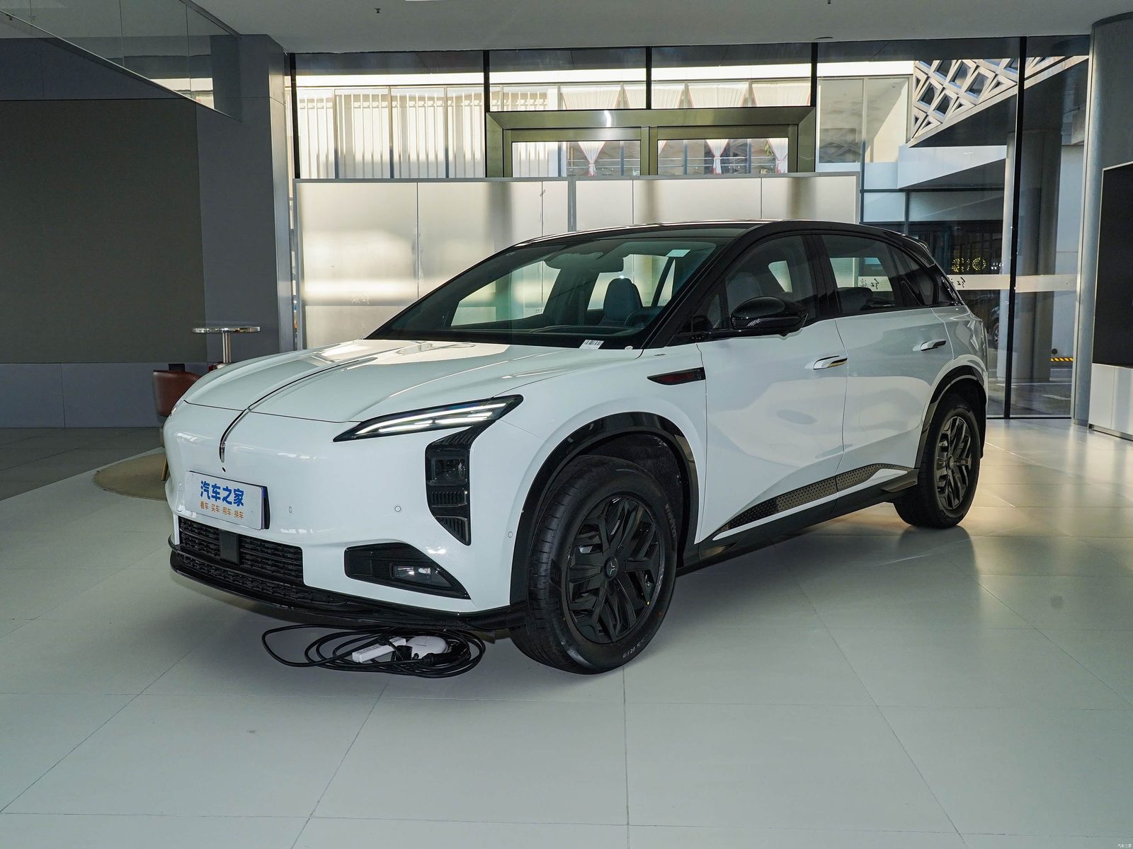 Hongqi Tiangong 08 2025 - exterior, front 3q showroom white, China gallery reference market