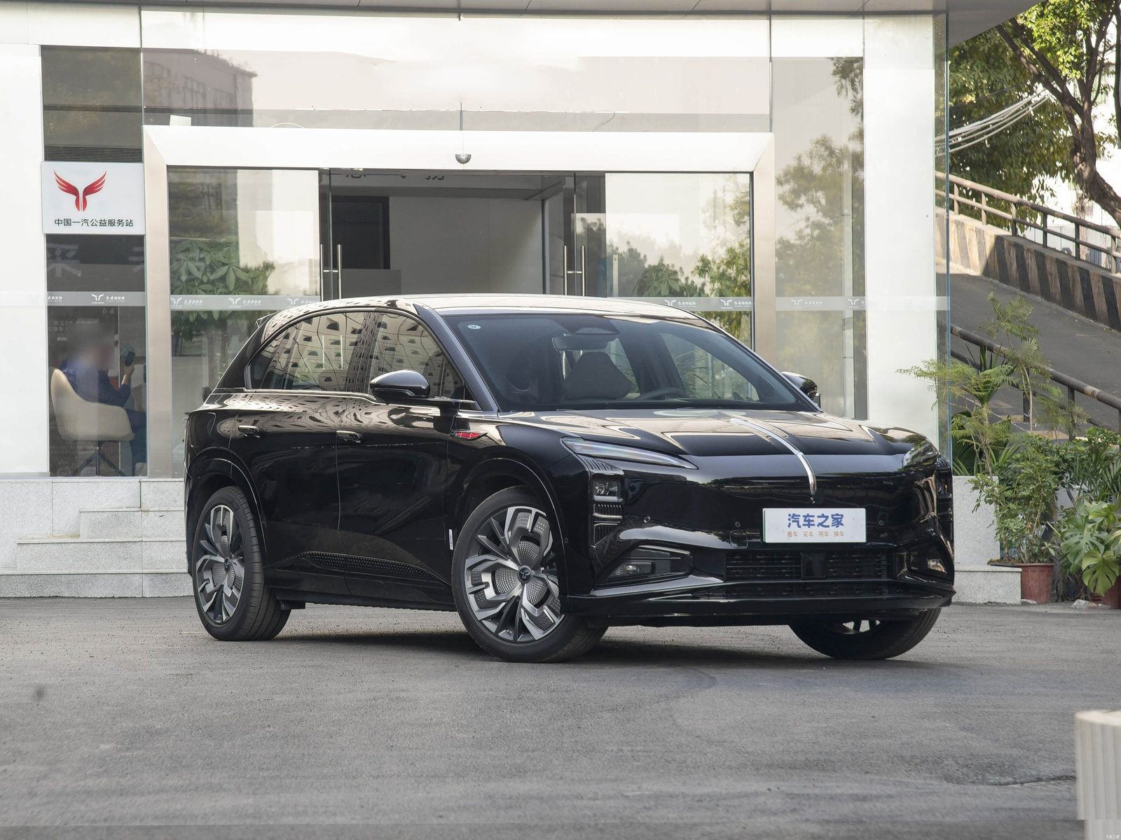 Hongqi Tiangong 08 2025 - exterior, front 3q showroom black, China gallery reference market