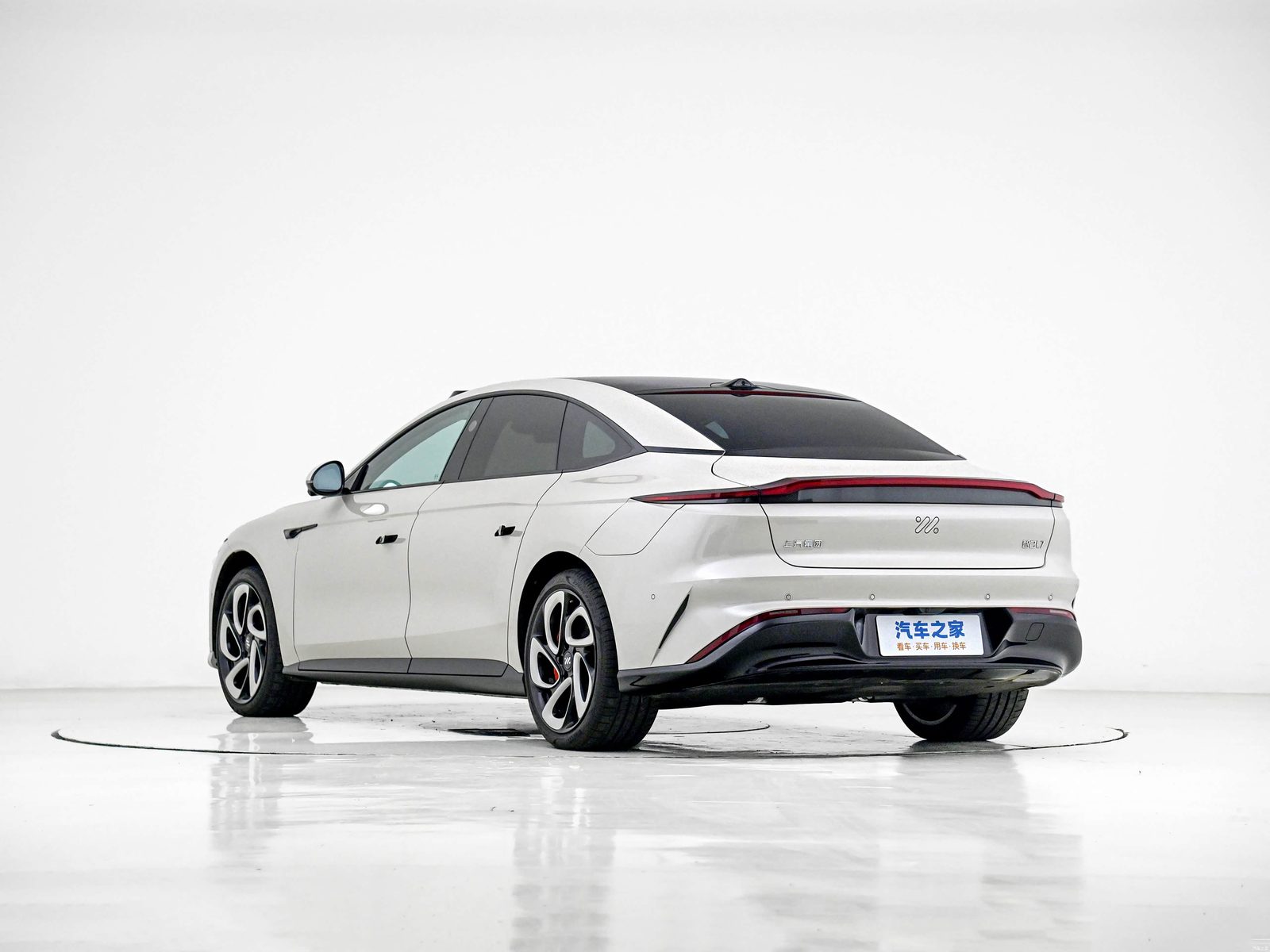 IM Motors L7 2024 - exterior, rear three-quarter view, China market
