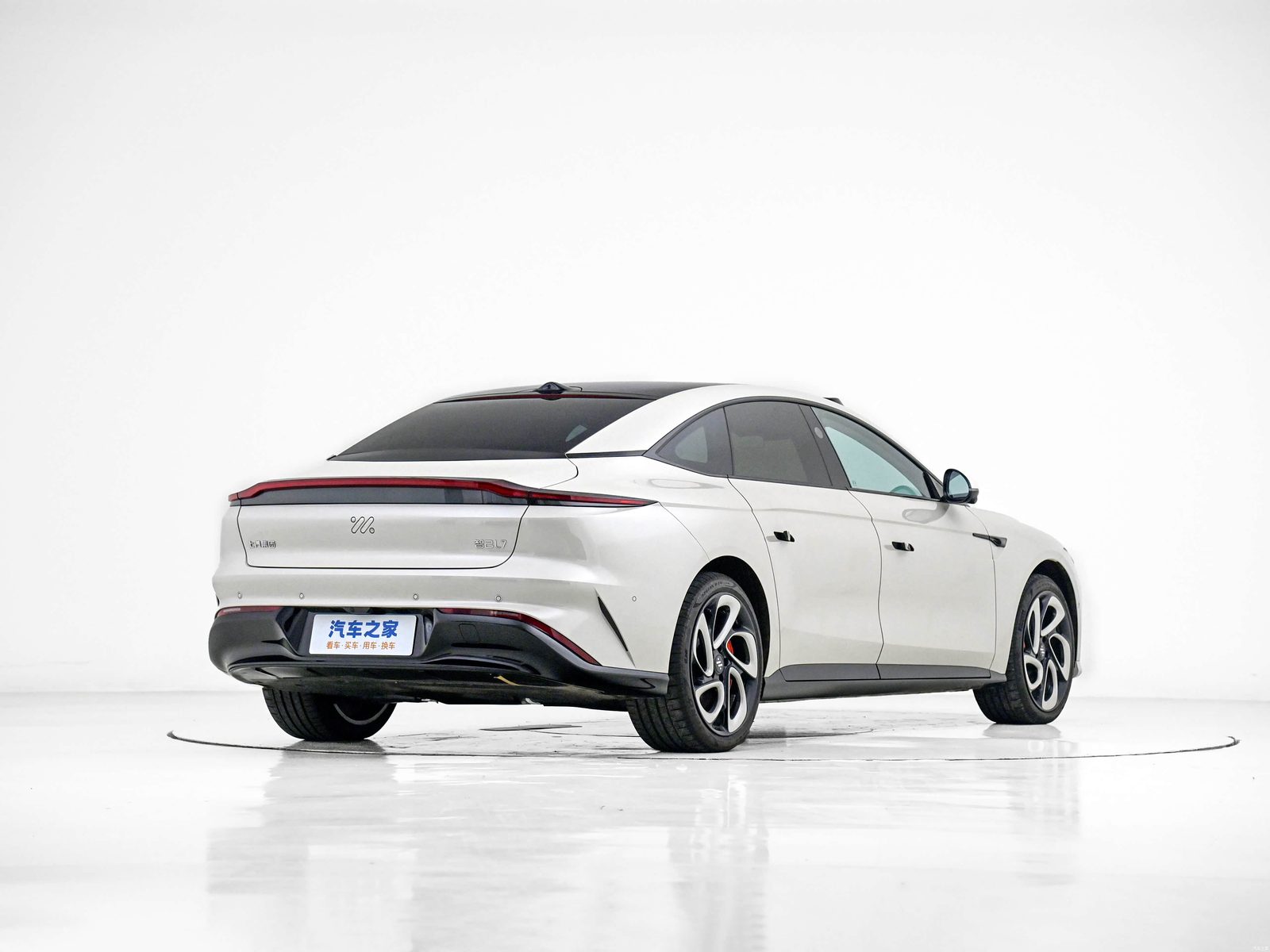 IM Motors L7 2024 - exterior, rear 3q alt, China market