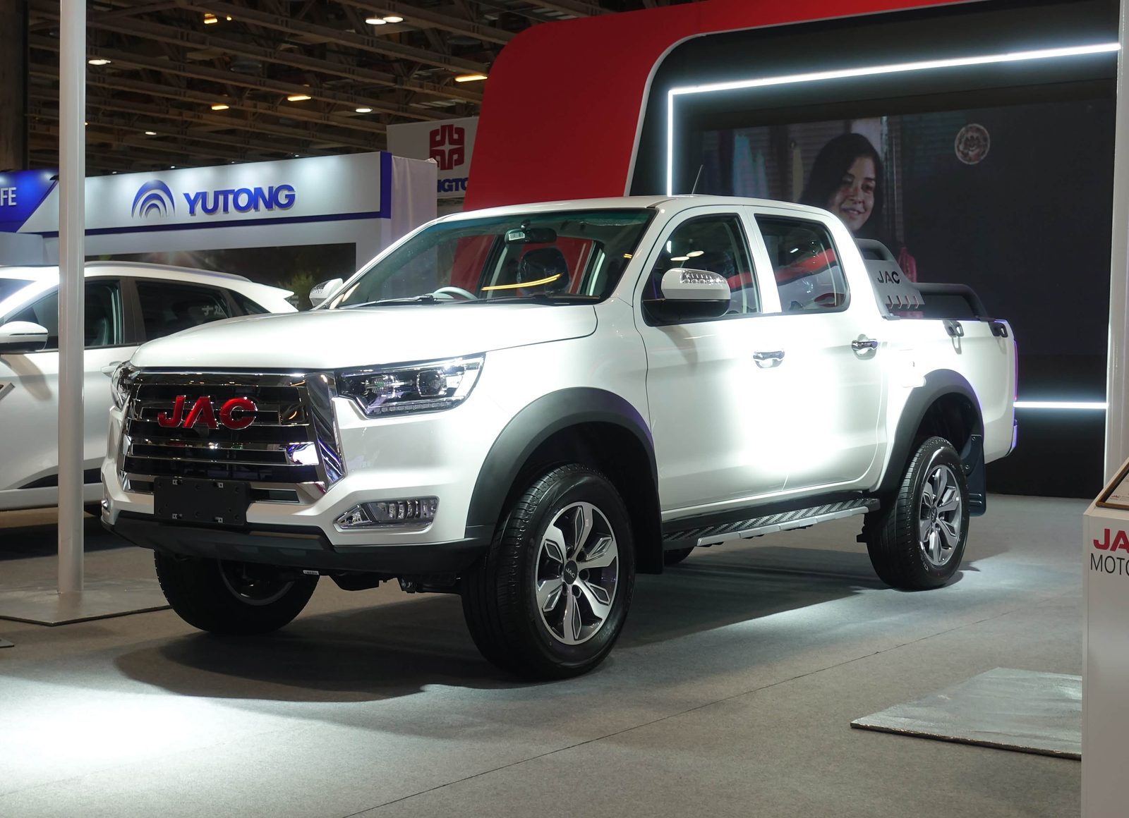 JAC Pickup T8 EV 2022 - exterior, show front 3q, China market